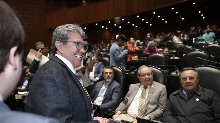 Diputados aprobaron en lo general la reforma que fija un tope a pensiones del sector público, mientras jubilados protestaban afuera de San Lázaro.