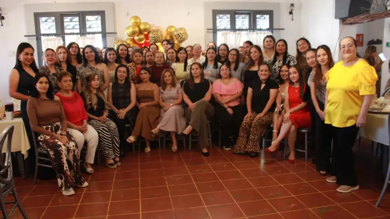 Mamás de CADI Las Américas celebran el Día de las Madres.