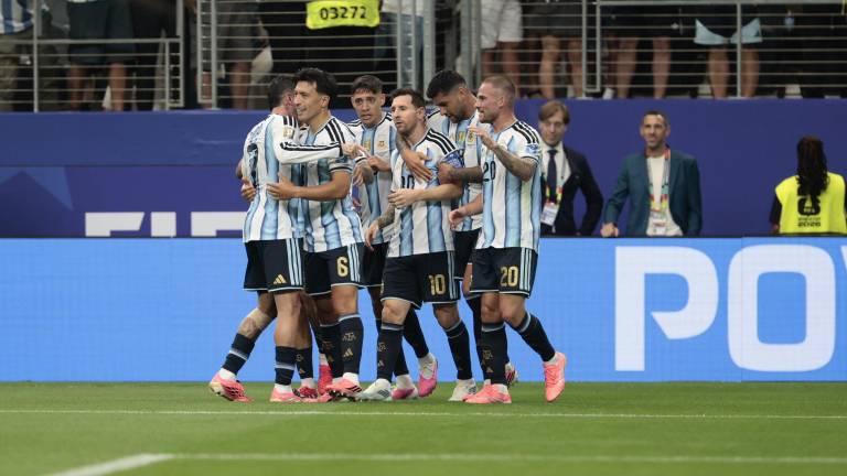 Lionel Messi es felicitado por sus compañeros tras conseguir su gol 17 en los Mundiales, cifra máxima en la historia del torneo para un solo jugador.