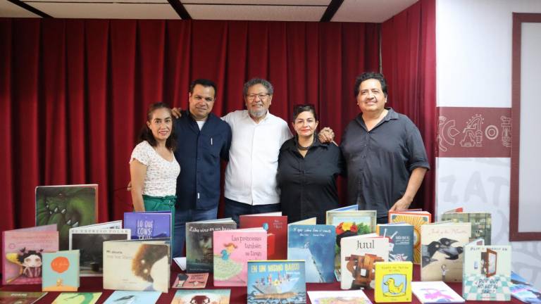 Élmer Mendoza, al centro, junto con María Paredes, Raúl Quiroz, María Félix Raygoza y el escritor y cuentacuentos Alfonso Orejel.