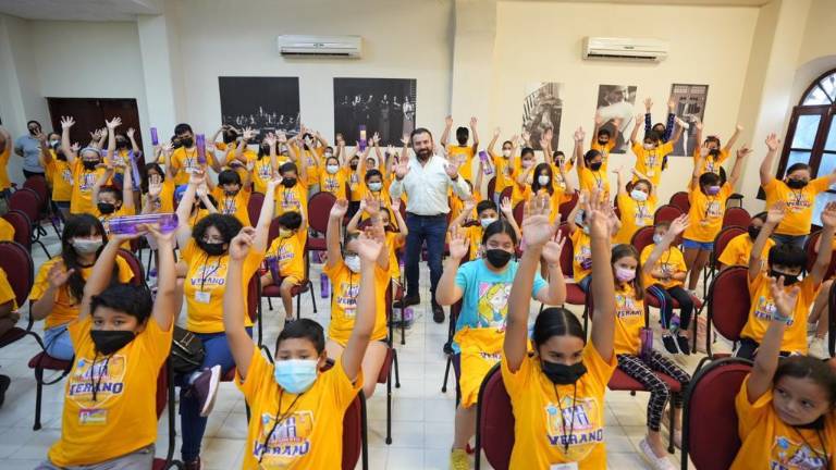 Los pequeños que se inscribieron se toman la fotografía con José Antonio Quevedo, director del Instituto de Cultura.