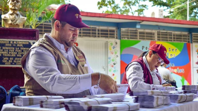 Entrega de la Beca Rita Cetina en la Secundaria Ignacio Manuel Altamirano de Los Mochis.