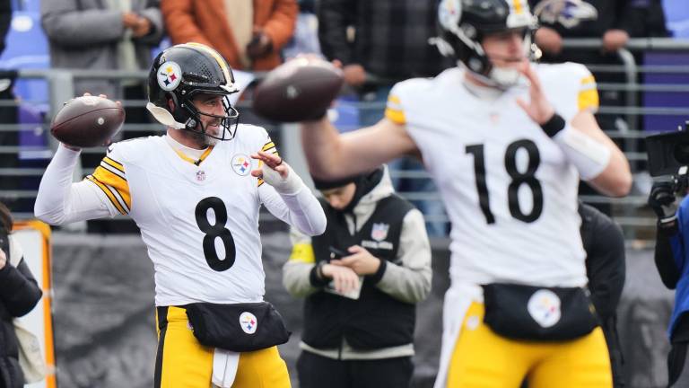 Aaron Rodgers no ha definido su futuro y los Steelers permanecen a la expectativa.