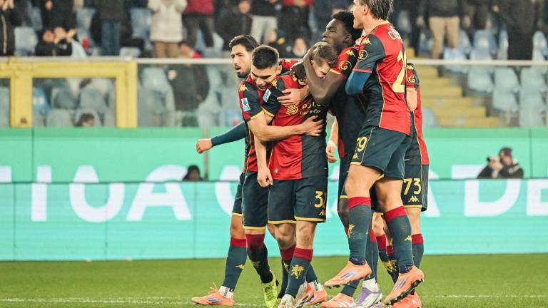 Johan Vásquez festeja con sus compañeros uno de los goles del Génova.