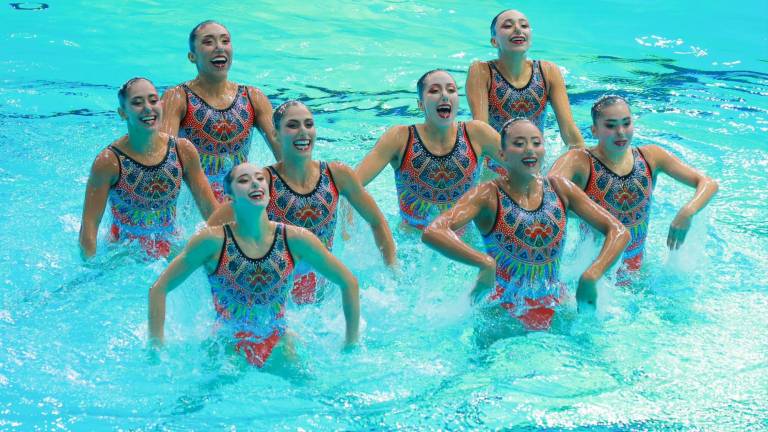 México gana oro otra vez en la natación artística, ahora por equipos.