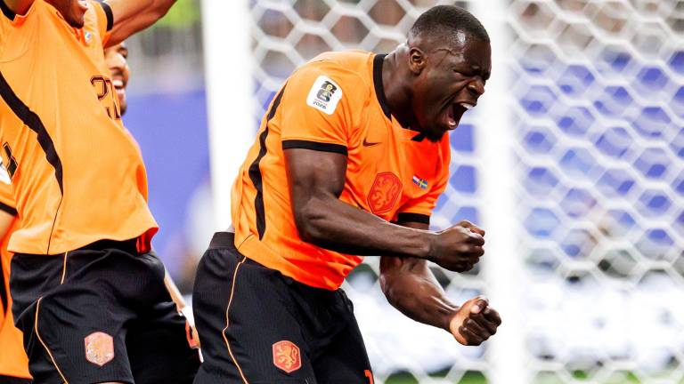 Brian Brobbey marca doblete.