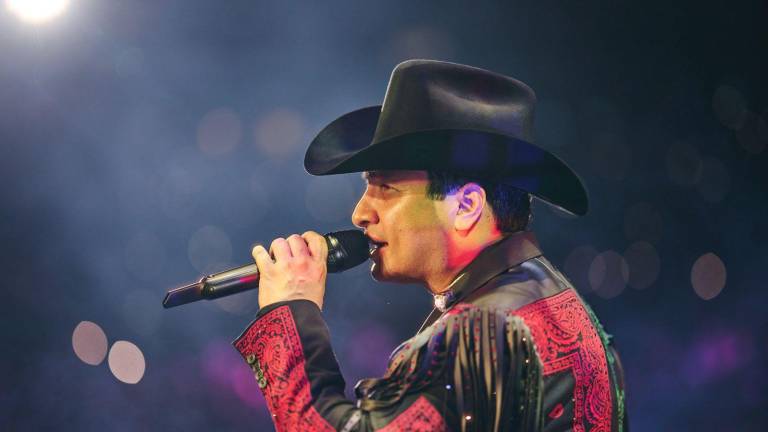 Julión Álvarez durante una de sus presentaciones en Centroamérica, donde miles de fans abarrotaron cada recinto.