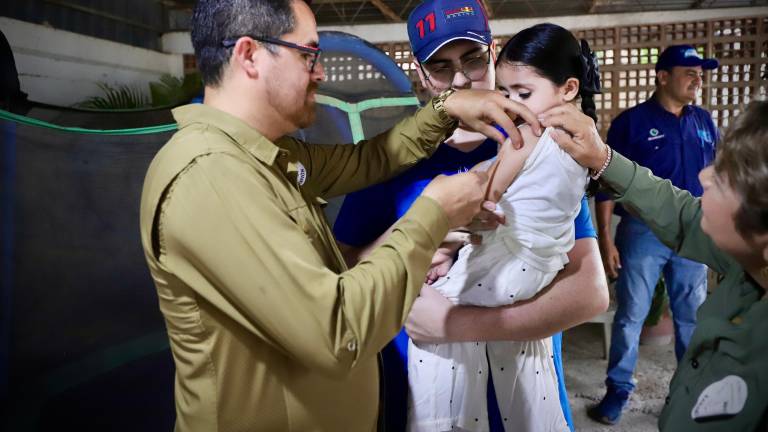 El Secretario de Salud en Sinaloa, Cuitláhuac González Galindo, reporta el deceso de una mujer por sarampión en Escuinapa.