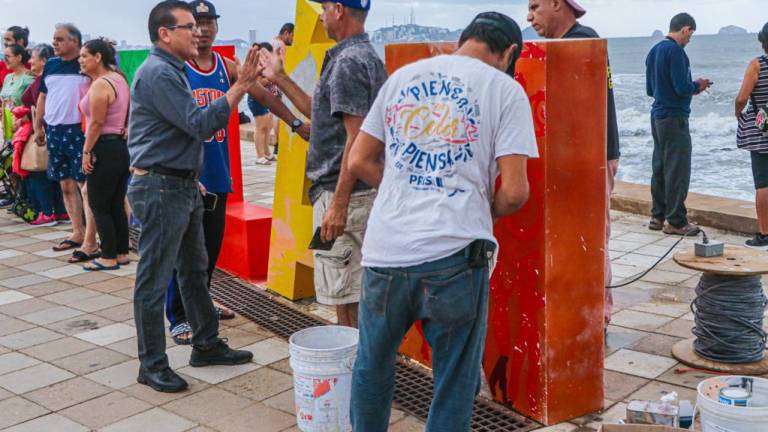 Rehabilitan las letras de Mazatlán del parador fotográfico