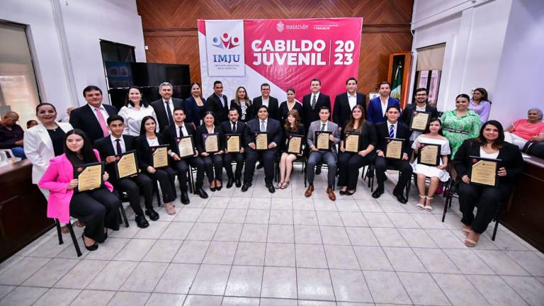 El primer Cabildo Juvenil de Mazatlán 2023 con el Alcalde y los Regidores.