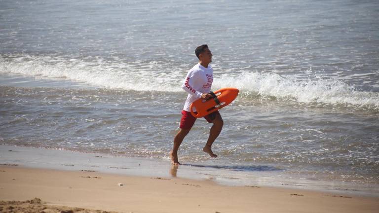 Cuatro personas fueron rescatadas por salvavidas en playa Sábalo tras dificultades en el mar.