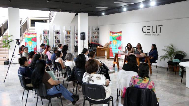 Escritoras mexicanas se conversan sobre procesos creativos.