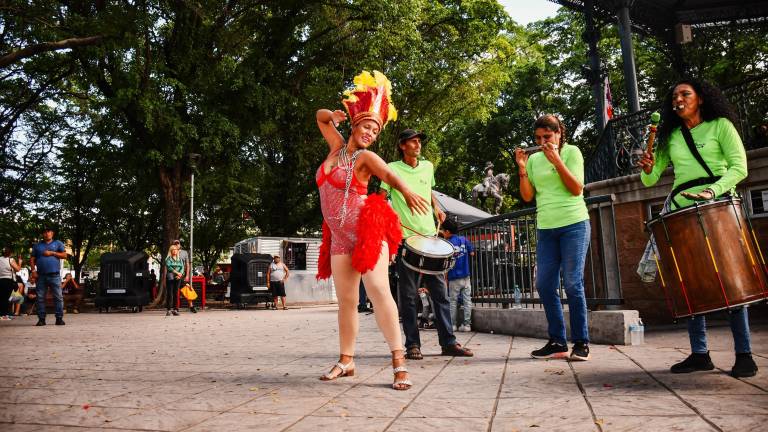 Dentro de los festejos diversos grupos musicales ofrecen ambiente, baile y música al público.