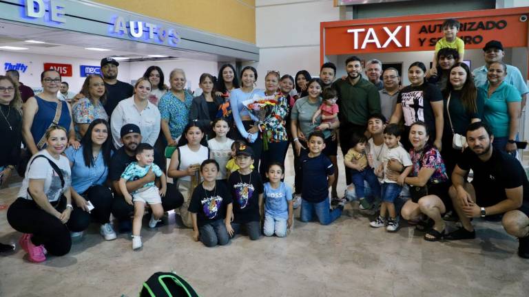 Los softbolistas y sus familiares se reencontraron en el Aeropuerto Internacional de Culiacán.