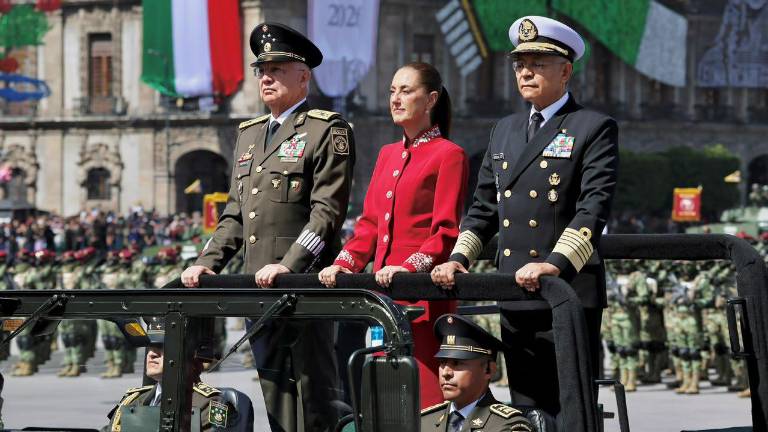 La Presidenta Claudia Sheinbaum Pardo hace el pase de revista de las Fuerzas Armadas para arrancar con el defile de Independencia.