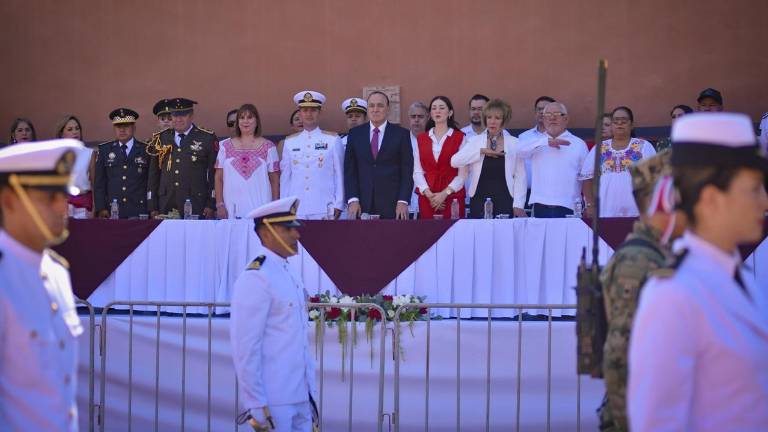 Autoridades de Ahome presiden el desfile conmemorativo de la Independencia de México.