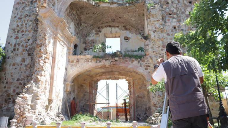 Inician trabajos de rescate de ruinas de la antigua iglesia en El Rosario