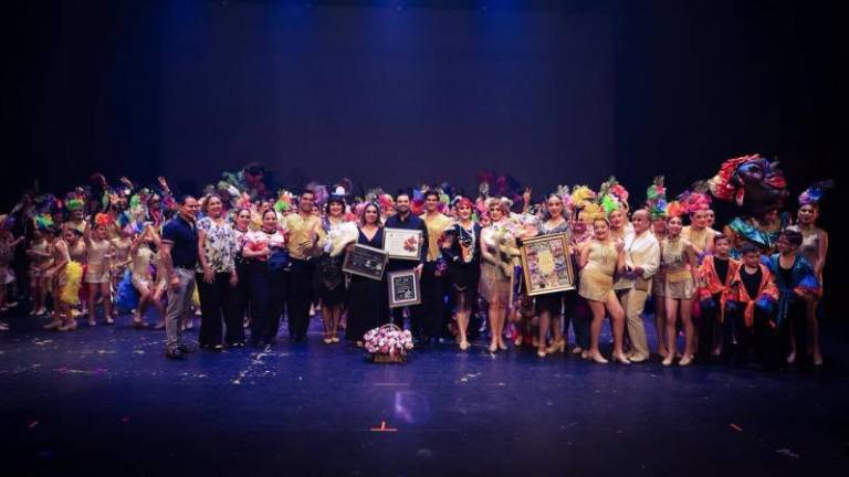Olimpia Chávez fue homenajeada por cuatro décadas de trayectoria en la danza folclórica.