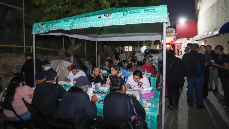 Decenas de personas recibieron alimentos calientes a las afueras del Hospital General de Culiacán.