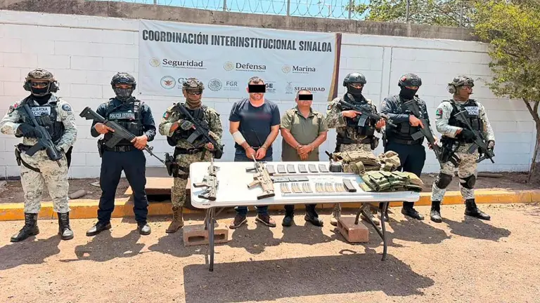 Las autoridades dieron a conocer el viernes imágenes de los dos detenidos en Escuinapa en un operativo el jueves.