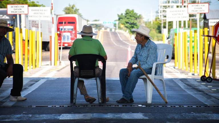 Protesta de campesinos en la caseta de El Pisal, en la zona norte de Culiacán.