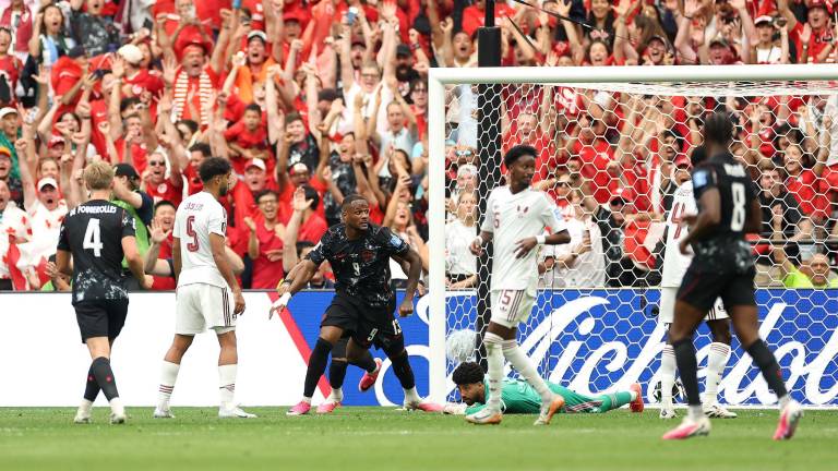 Hubo goleada en favor del conjunto de La Hoja de Maple ante un Qatar que padeció dos expulsiones.