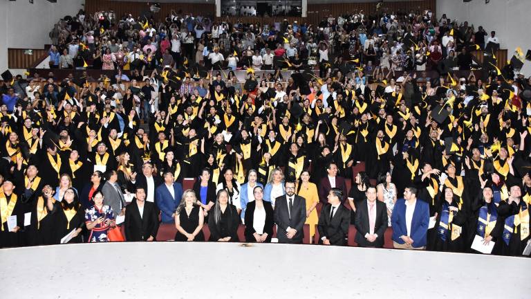 Doscientos siete jóvenes egresaron de la Facultad de Informática de la UAS.