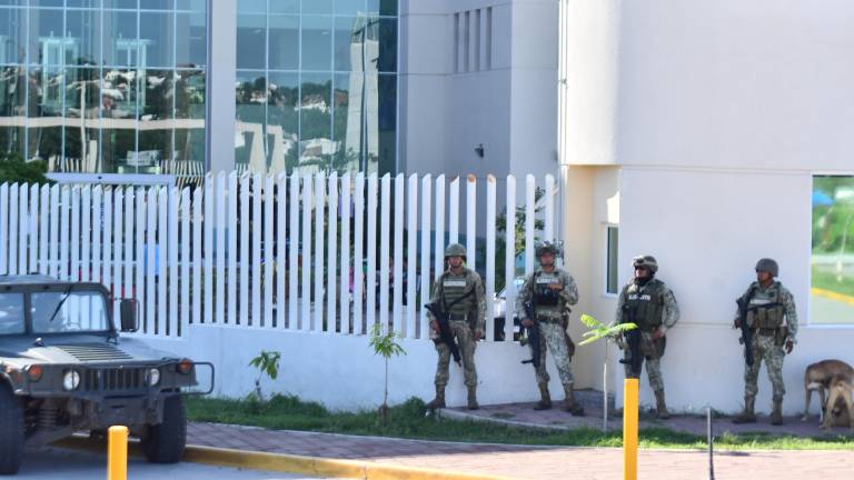 Al menos nueve patrullas se apostaron en los puntos de ingreso para pacientes y en el área del estacionamiento.