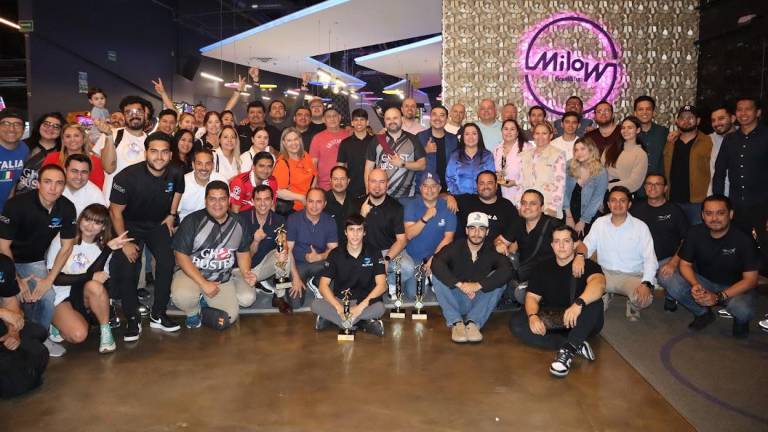 Proeduca Sinaloa reúne a un gran número de participantes en la séptima edición de su torneo de boliche.