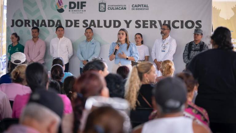 Se entregaron aparatos ortopédicos, tales como sillas de ruedas, andaderas, muletas y sillas para baño, además de apoyos alimentarios a familias de la zona.