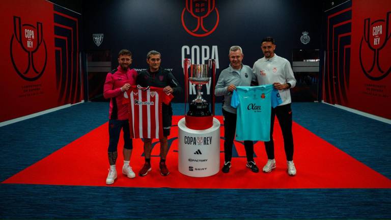 Los entrenadores y capitanes del Athletic Club y Mallorca, junto al trofeo de campeón de la Copa del Rey.