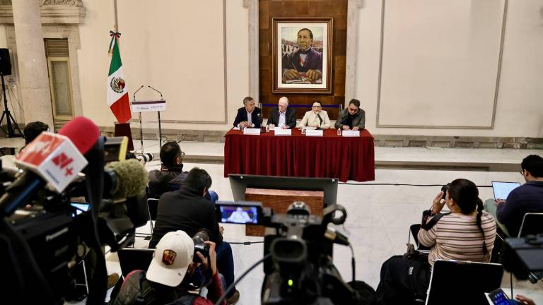 La Secretaria de Gobernación y el Secretario de Agricultura, en conferencia de prensa con otros funcionarios federales.