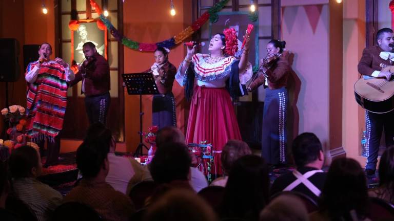 El Mariachi Centenario de Mazatlán acompaña en vivo las interpretaciones de “Flor de Tres Raíces”.