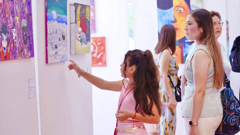 Pequeños y sus papás durante el recorrido por la exposición.