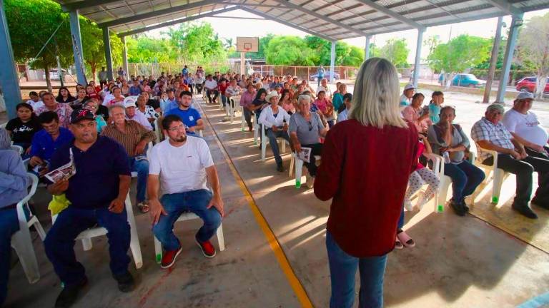 Estrella Palacios Domínguez tuvo un encuentro con habitantes de Bachoco, Juan José Ríos.