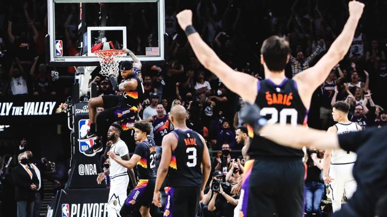 Los Phoenix Suns apalearon a los Denver Nuggets en el inicio de la serie entre ambos.