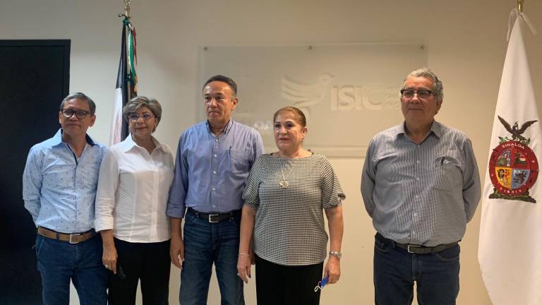 Juan Salvador Avilés Ochoa, director general del Isic; acompañado de Juan Esmerio Navarro, Patricia González, Carmen Espinoza y René Llánez.