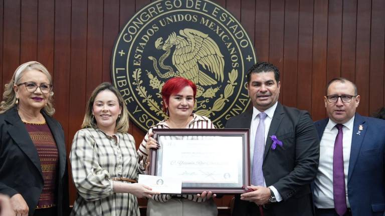 Entrega en el Congreso de Sinaloa de la Medalla “Norma Corona Sapién” a Yesenia Rojo.