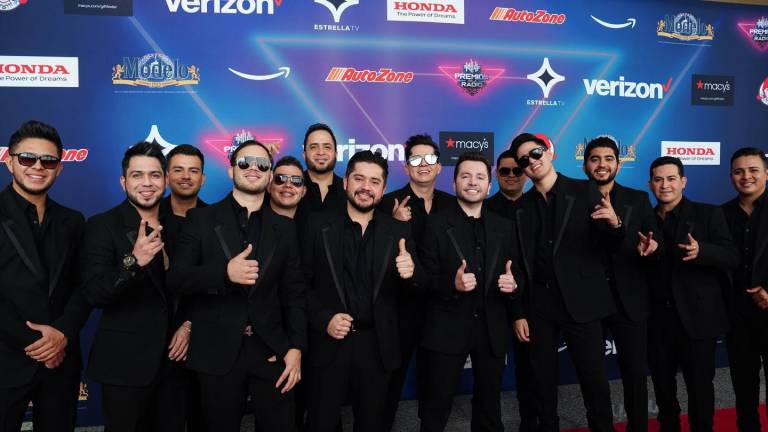 Triunfan Grupo Firme y Carín León en Los Premios de la Radio 2022