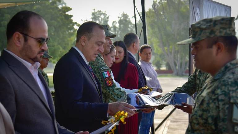 Entrega de condecoraciones a elementos del Ejército en el 89 Batallón de Infantería, en Los Mochis.