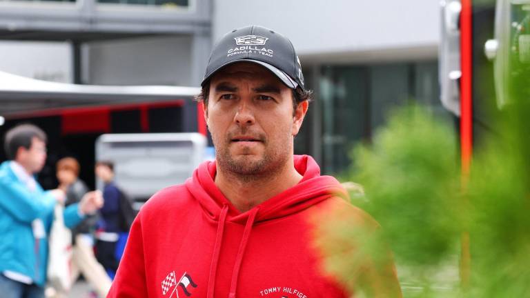 Checo Pérez defiende su nivel tras críticas de Mario Andretti en Japón.