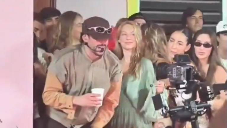Bad Bunny y Ester Expósito, en su concierto en Madrid.