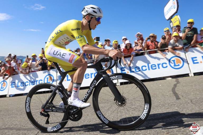 Tadej Pogacar también rompe el crono y vuela hacia París