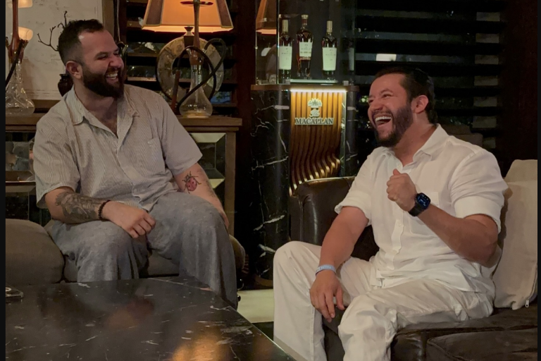 Le cantan Carín León y Máximo Grado a la ‘La Güera y la Morena’