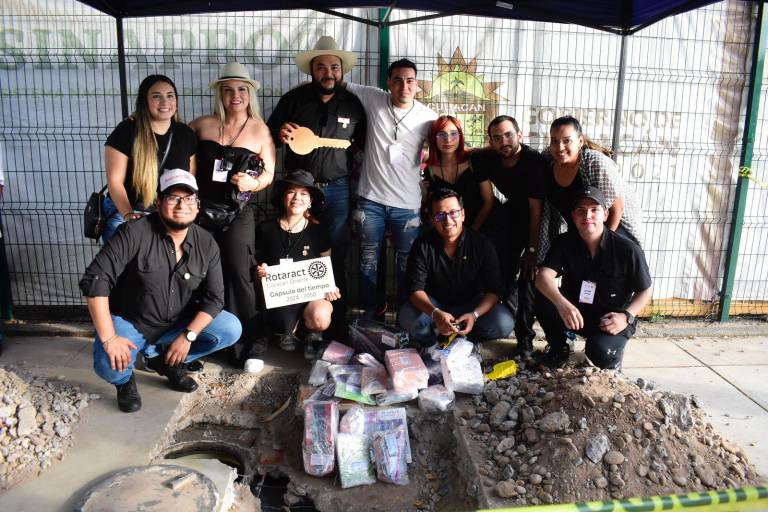 Después de 25 años de historia, abren cápsula del tiempo en Culiacán