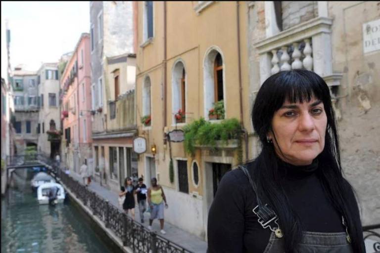 Exibirán ‘850 improntas’ de la sinaloense Teresa Margolles en la plaza de Trafalgar, en Londres