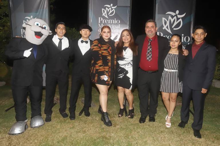 Disfrutan deportistas de alegre velada