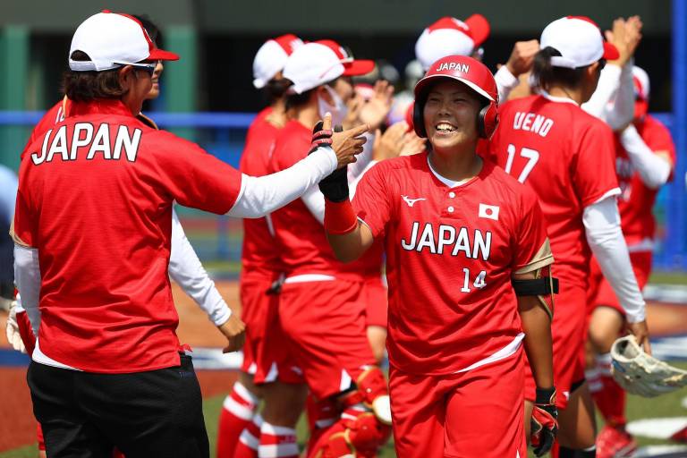 Anfitrión abre Juegos Olímpicos de Tokio con triunfo en softbol