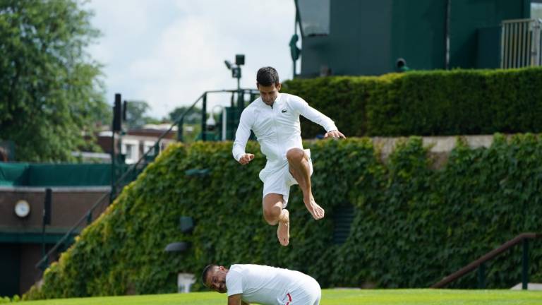 Novak Djokovic ya se encuentra en Wimbledon, donde entrena y se divierte.