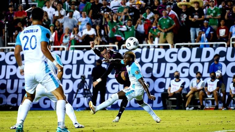 Funes Mori anota su primer gol del juego.